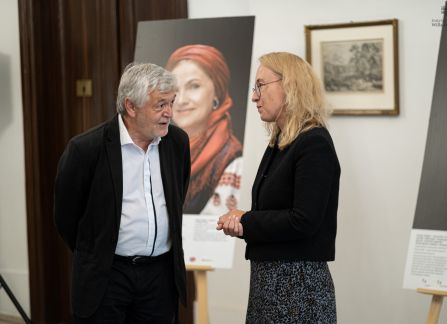 Fotografia. Wernisaż wystawy piękno jedności. dyrektorka instytutu kultury willa decjusza dominika kasprowicz rozmawia z janem piekło, byłym ambasadorem polski na ukrainie.